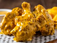 Хрупкави пържени пилешки крилца с пикантен сос с горчица